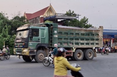 xe tải hạng nặng chở sỏi đá