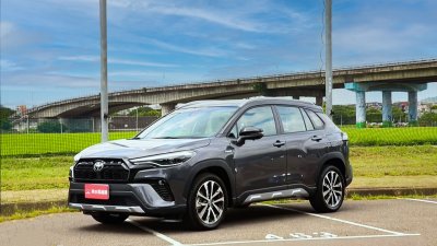 Bóc tem Toyota Corolla Cross GR Sport 2022 ngoài đời thực, người Việt ngóng chờ a1