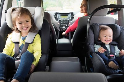 Trẻ em nên được ngồi ở hàng ghế sau và quay mặt về phía sau sẽ an toàn hơn.