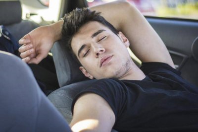 ngủ trong xe ô tô