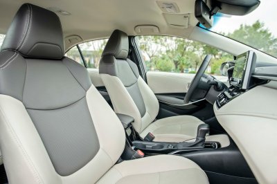 Thông số kỹ thuật Toyota Corolla Altis: Nội thất.