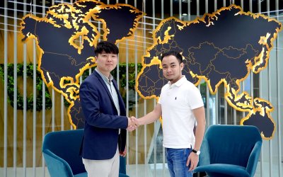 CEO Tim Lee của CARRECT (trái) và CEO Vũ Minh Hoàng của Oto.com.vn (phải) 1