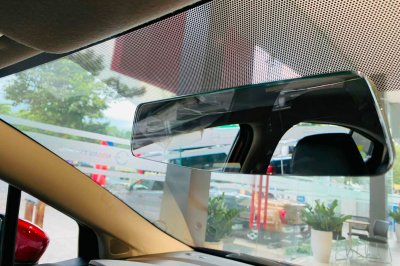 Gương chiếu hậu trong xe được làm tràn viền