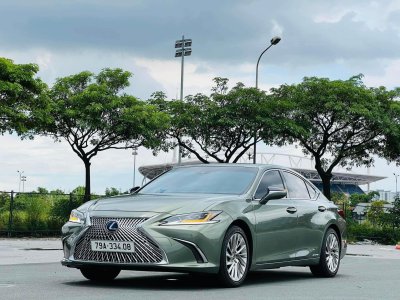 Lexus ES 300h 2021 màu độc rao bán 2,999 tỷ đồng khi ODO chưa đầy 1 vạn km.