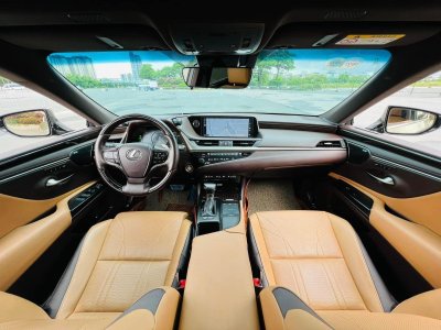 Lexus ES 300h 2021 sở hữu khoang nội thất cao cấp.