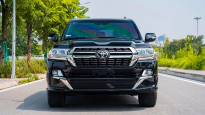 Không có nhiều sự khác biệt ở ngoại hình giữa 2 phiên bản Toyota Land Cruiser 2015 nhập khẩu chính hãng và tư nhân.