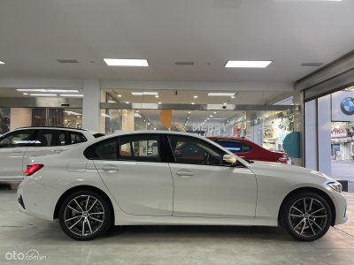 Thân xe BMW 320i.