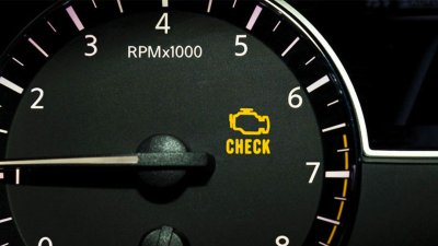 nếu đèn Check Engine bật sáng thì xe ô tô sẽ bị trượt đăng kiểm khí thải. 