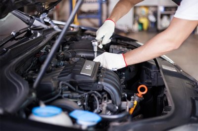 Động cơ phát ra tiếng kêu lạ do không có đủ dầu nhớt hoặc dầu bẩn.1
