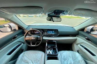 Nội thất Ford Territory sở hữu phong cách thiết kế hiện đại với chi tiết da màu xanh, ốp gỗ.