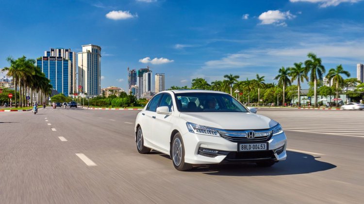 Giá xe Honda Accord 2018 hiện đang ở mức gần 1,2 tỷ đồng