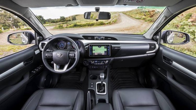 Khoang nội thất hiện đại của Toyota Hilux 2019 1