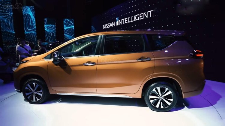 Hông xe Nissan Grand Livina