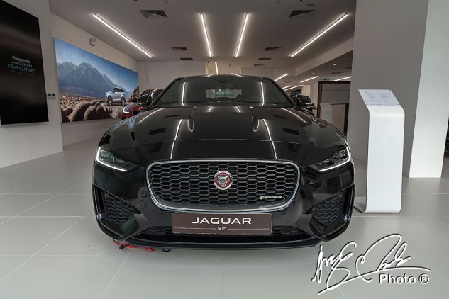 Xe ô tô Jaguar.