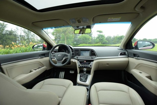 Khoang cabin Elantra không có quá nhiều khá biệt 1