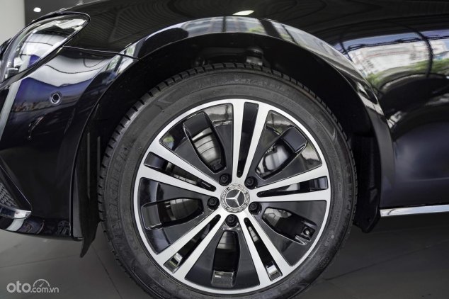 Giá xe Mercedes-Benz E180 hiện nay bao nhiêu? a3