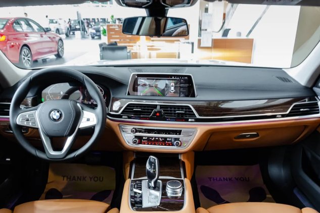 Khoang nội thất của BMW 740Li 2020 1