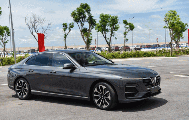 VinFast Lux A2.0 2021 cạnh tranh với các đối thủ trong phân khúc sedan tầm giá 1 tỷ đồng. 1