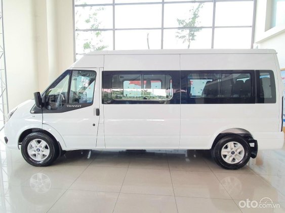 Ford Transit 2021 sở hữu một ngoại hình bề thế, có phần vuông vắn 1