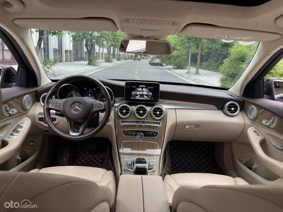nội thất Mercedes-Benz C250.