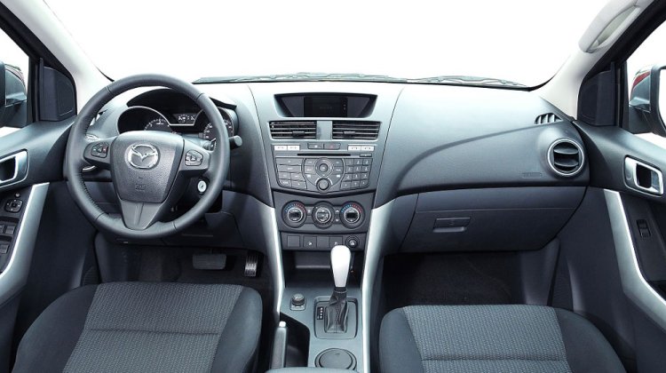 Nội thất Mazda BT-50 giá dưới 400 triệu đồng 